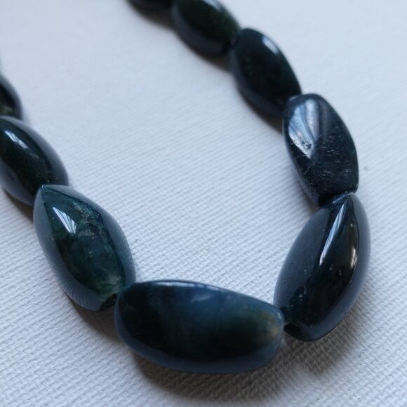 Elegant Dark Green Stone Bead Necklace and Daisy Floral pattern Earring Set - Picture 3 of 10